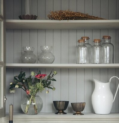 Bild av stilfullt arrangerad hylla i klassisk stil