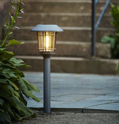 Bild av stilren solcellsdriven trädgårdslampa