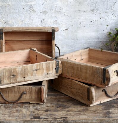 Bild av rustika trälådor med antika beslag