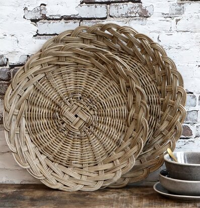 Bild av harmoniskt flätade korgar i naturlig miljö