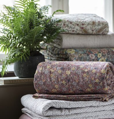 Bild av vackert arrangerade textilier och växter