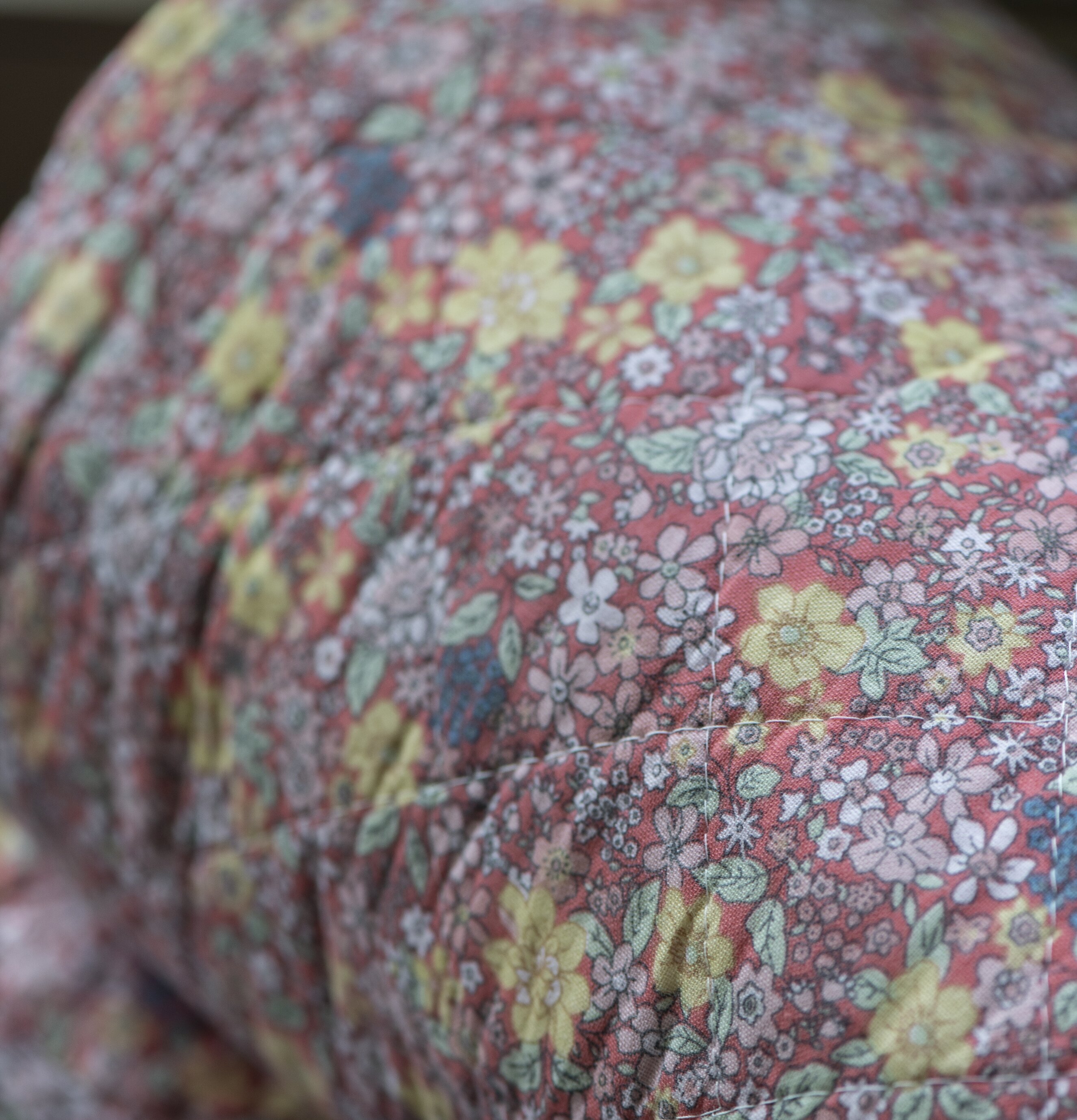 Bild av en blommig pläd med vintage-inspirerad design