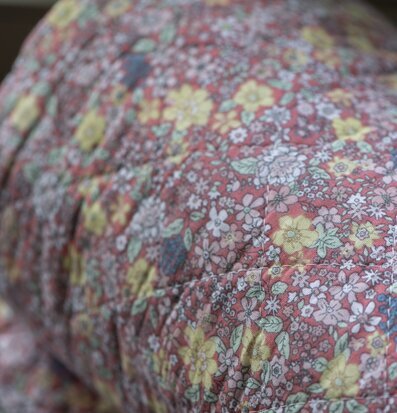 Bild av en blommig pläd med vintage-inspirerad design