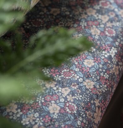 Bild av färgrik pläd med blommönster och mjukt tyg