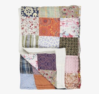 Foto av pläd i patchwork-stil med varierade färger