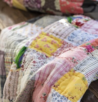 Bild av färgglad patchwork-pläd i hemtrevlig miljö