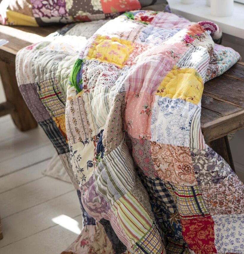 Pläd Anniversary UNIQUE Patchwork från IB Laursen på bänk