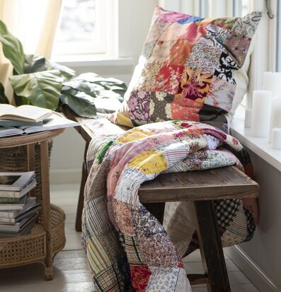 Bild av mysig hörna med patchwork och naturliga inslag