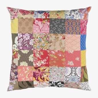 Bild av färgglatt kuddfodral med patchworkmönster