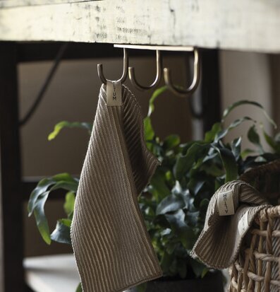 Foto av elegant arrangemang med krokar och textilier