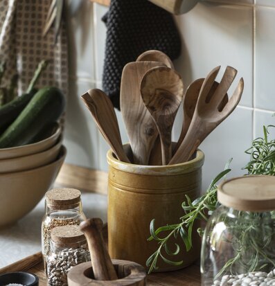 Foto av hemtrevligt kök med naturliga material