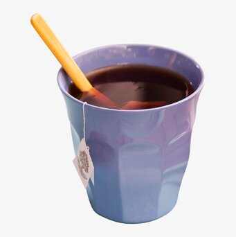 Bild av ljuslila mugg med te och gul plastsked