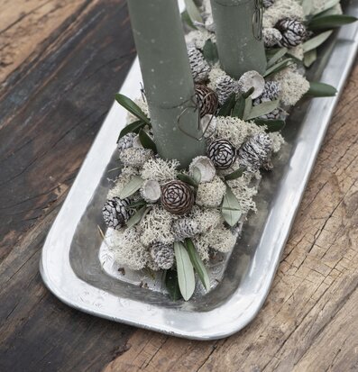 Bild av elegant arrangemang med antik silverbricka