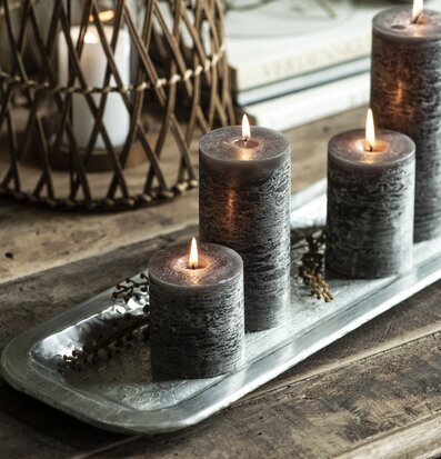 Bild av harmonisk inomhusscen med ljus och dekorationer