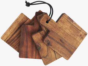 Bild av fyra staplade skärbrädor i trä med läderband