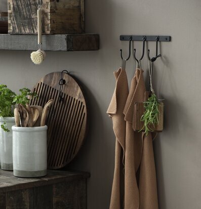 Foto av rustikt kök med detaljer i trä och textilier