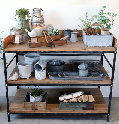 Bild av stilfullt arrangerad fransk skänk med dekorationer