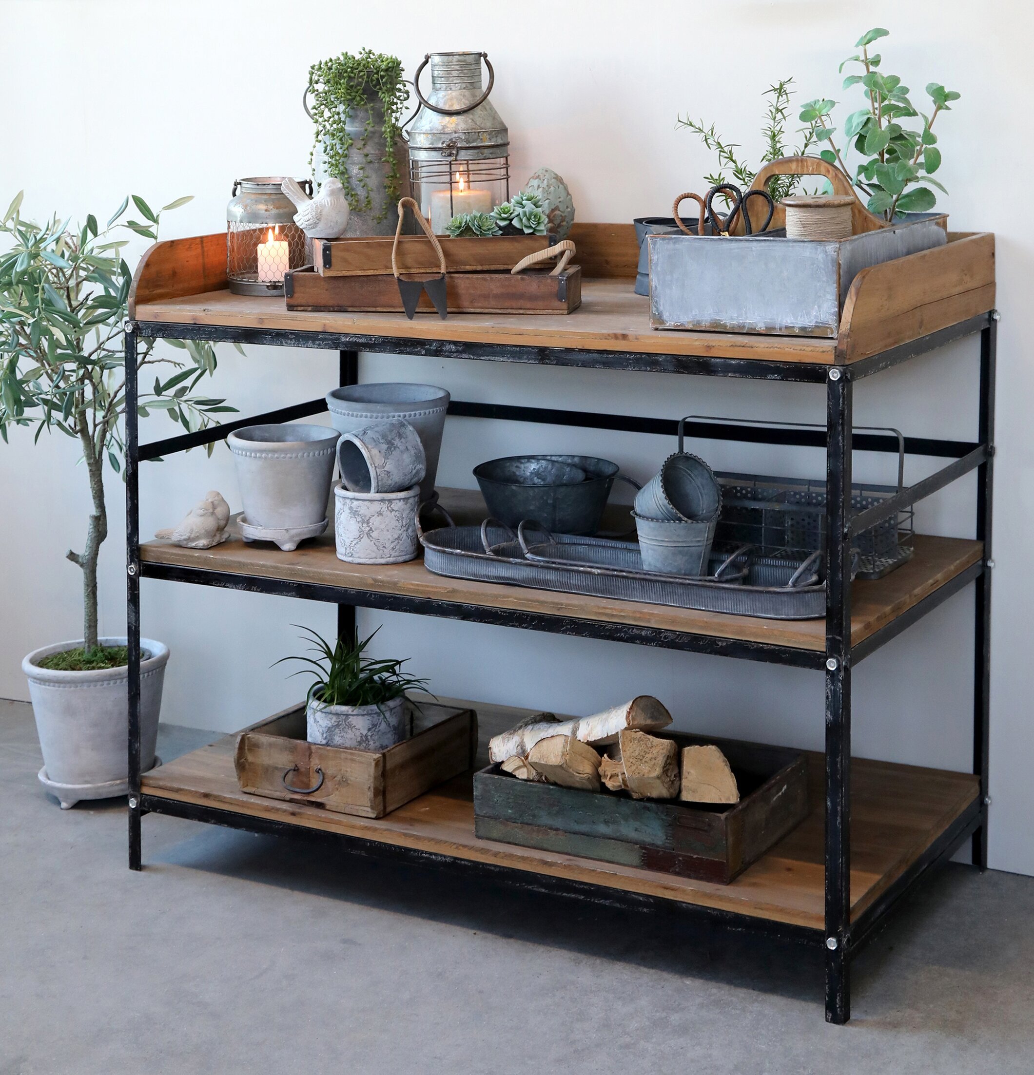 Gl Fransk Skänk från Chic Antique mot vit vägg med dekor