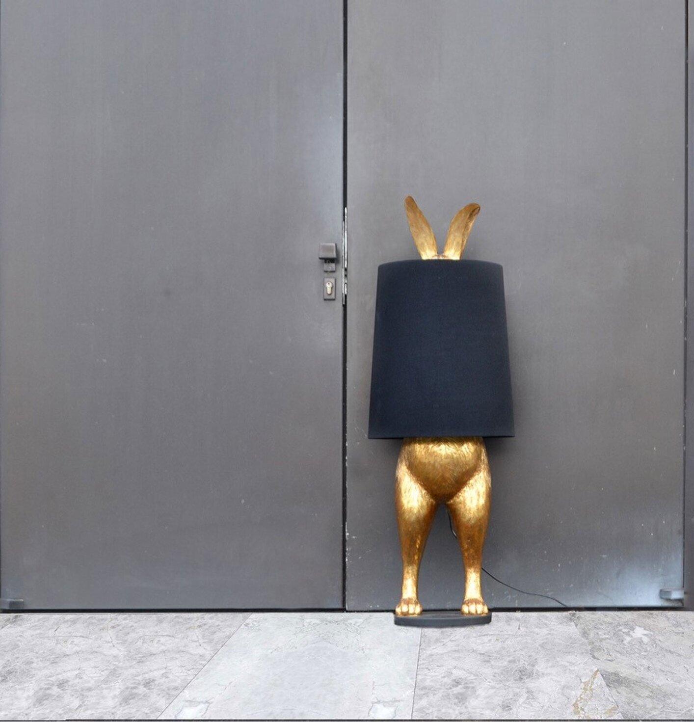 Golvlampa Hiding Rabbit Guld/Svart från Werner Voss