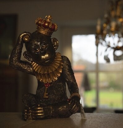 Bild av unik och detaljrik figurin med kunglig apa