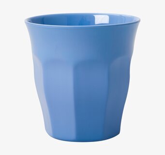 Bild av elegant blå mugg med stilren och praktisk design