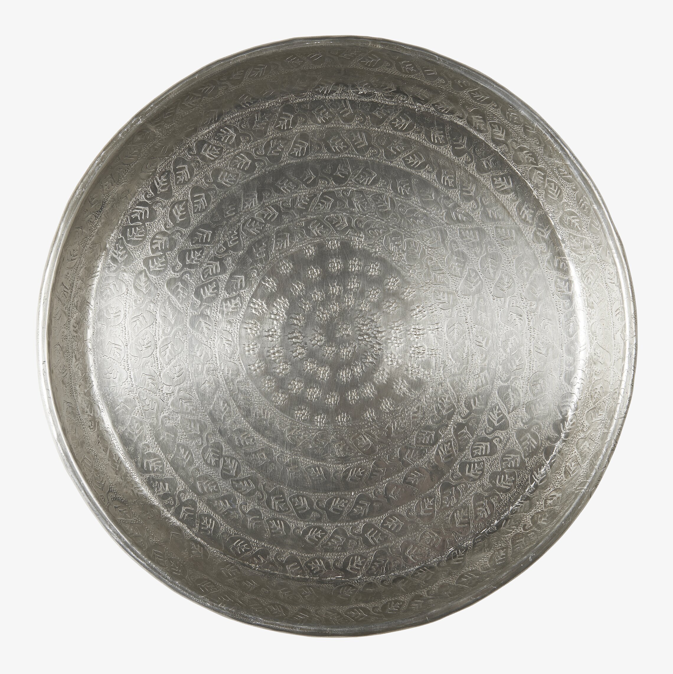 Bild av rund serveringsbricka med antiksilverfinish