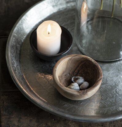 Bild av elegant bricka med ljus och dekorativa element