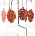 Bild av intrikat dekorerat änglaspel med jordgubbar