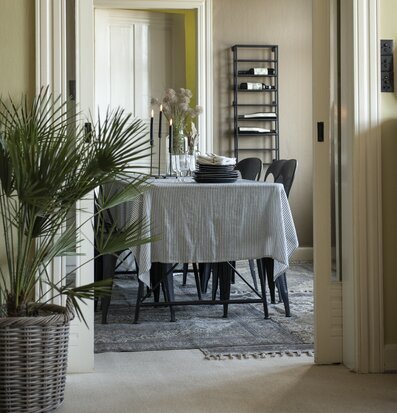Foto av stilfullt matrum med harmonisk inredning