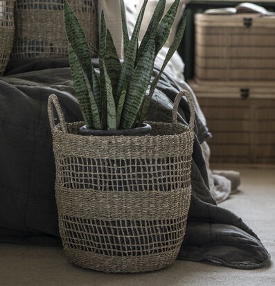 Bild av flätad korg i harmoniskt och hemtrevligt rum