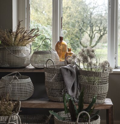 Bild av korgar i naturligt ljus och rustik miljö