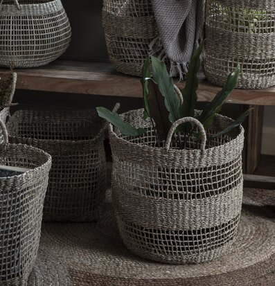 Foto av handgjorda korgar i naturlig miljö