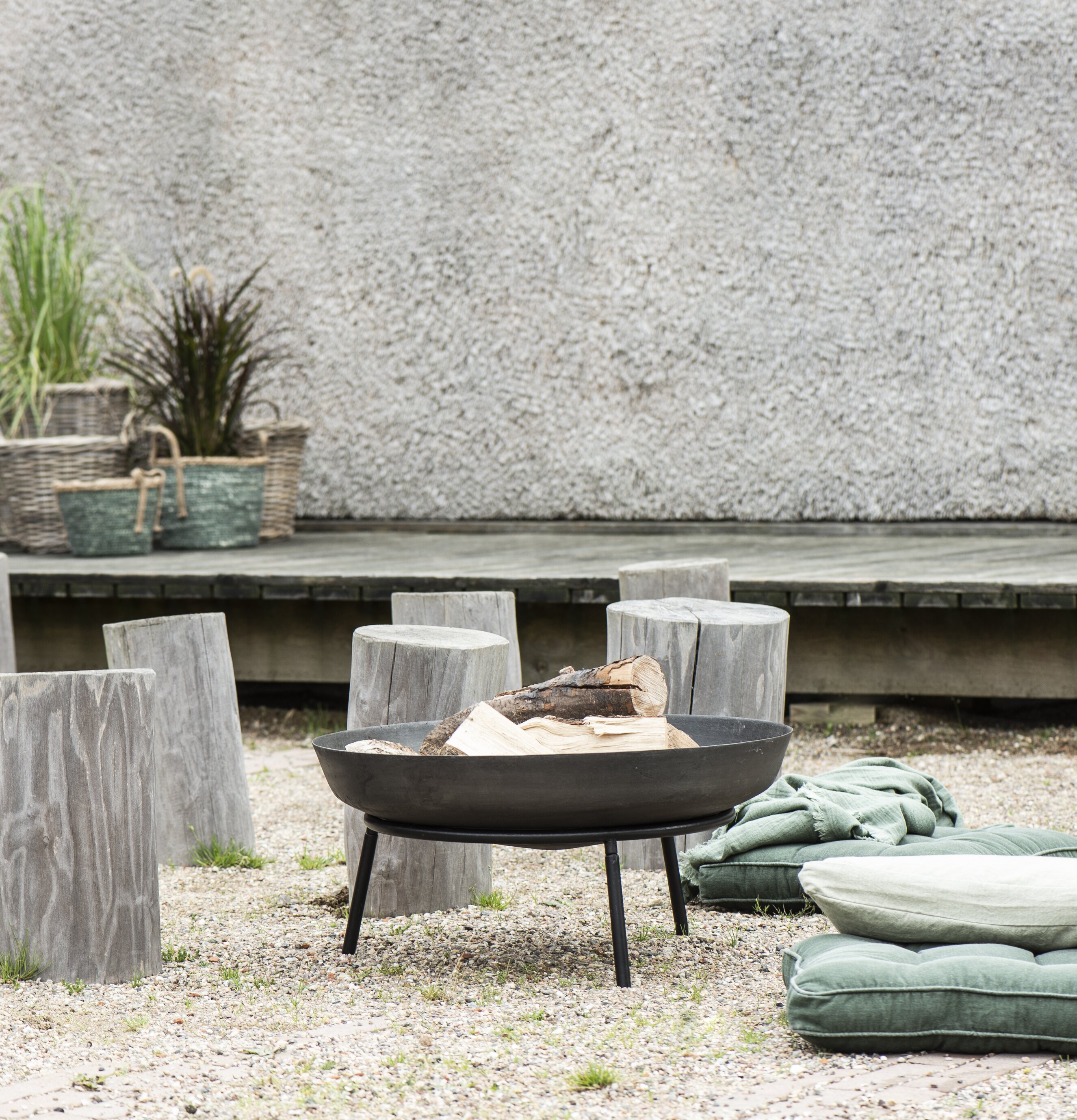 Eldfat/Stativ Svart från IB Laursen i rustik utomhusmiljö