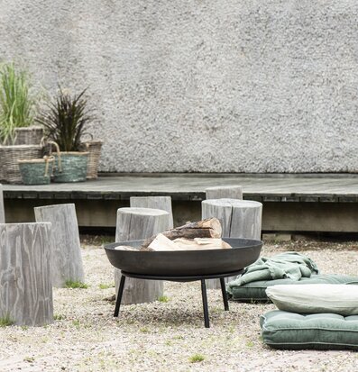 Foto av stilrent eldfat och inbjudande utomhusmiljö