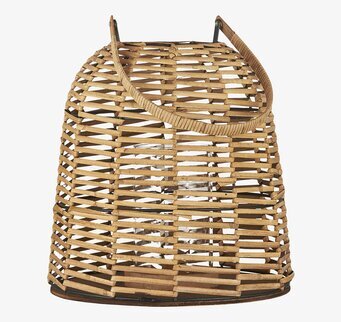 Foto av en elegant rottingljuslykta med glasinsats