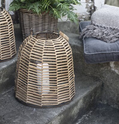 Bild av harmonisk utomhusmiljö med rottingdetaljer