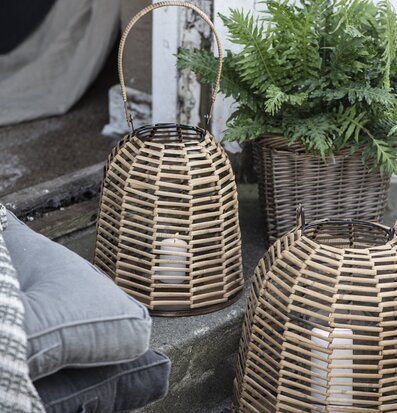 Bild av harmonisk utemiljö med rottinglykta