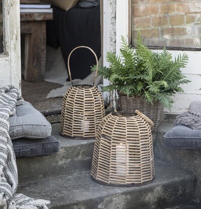 Bild av charmig trädgårdsscen med rottingdetaljer