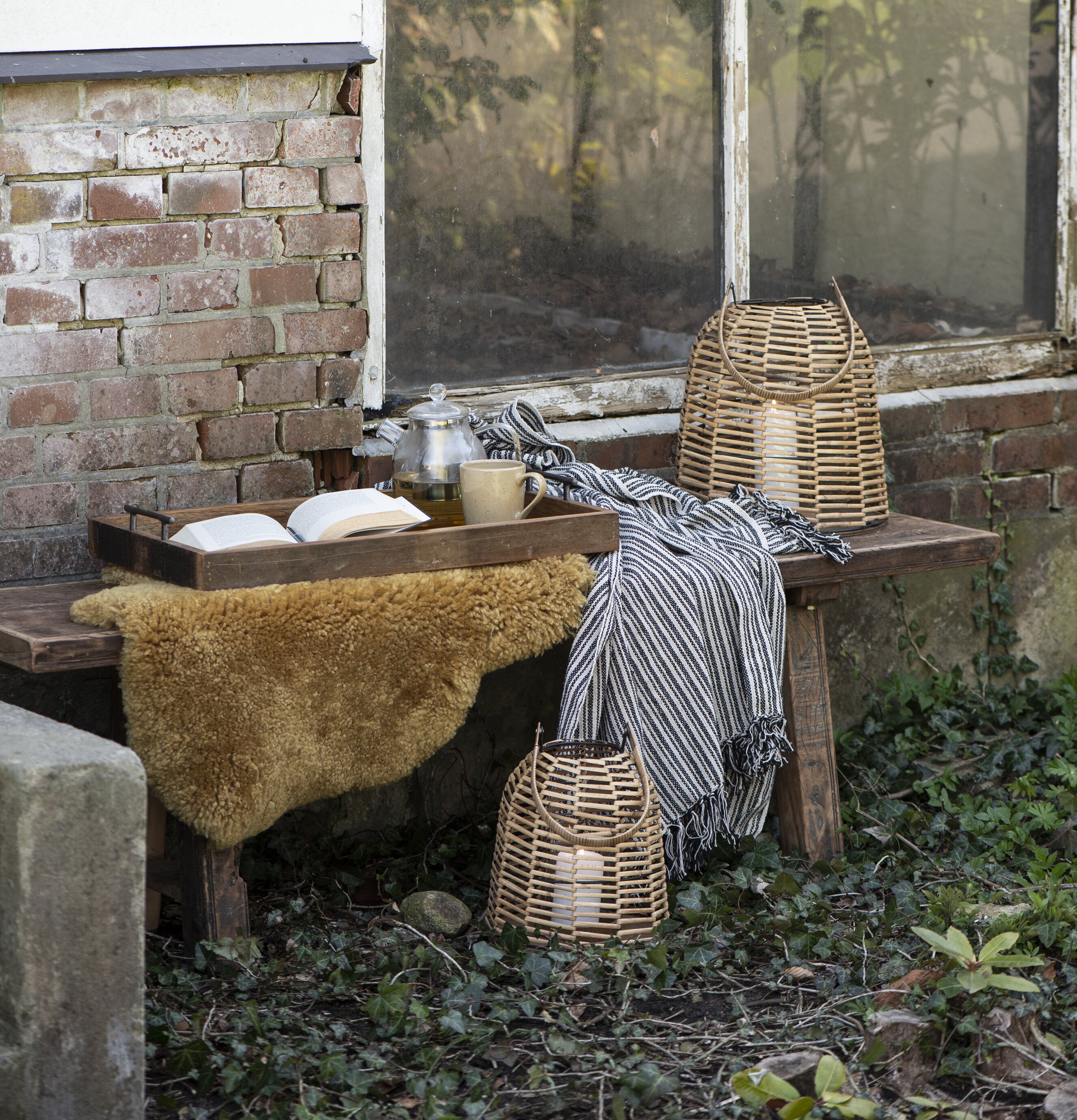 Bild av harmonisk uteplats med tegelvägg och bänk