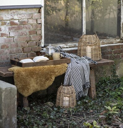 Bild av harmonisk uteplats med tegelvägg och bänk