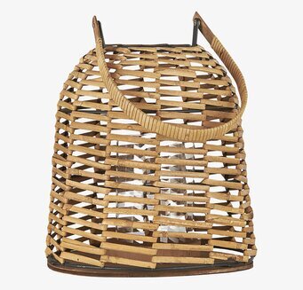 Foto av charmig ljuslykta i naturlig rottingdesign