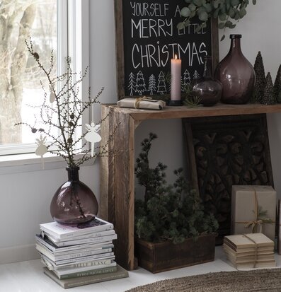 Bild av julig hörna med naturliga och varma inslag