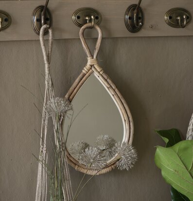 Foto av charmig inredning med bambuspegel och växter