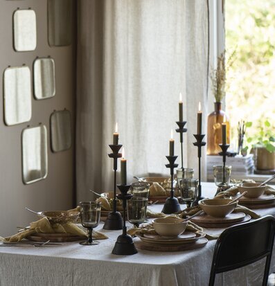 Foto av stämningsfull och elegant matsalsmiljö