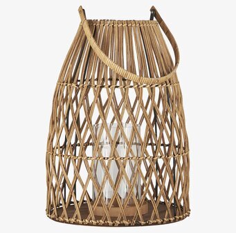 Foto av dekorativ rottingljuslykta med glascylinder