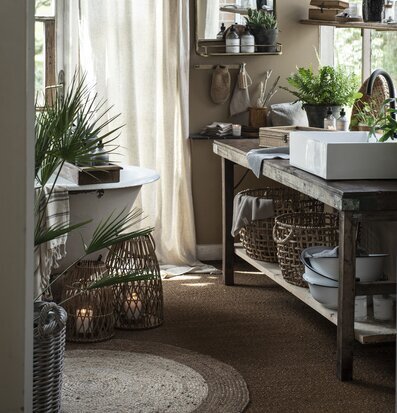 Bild av harmoniskt inrett rum med badkar och växter