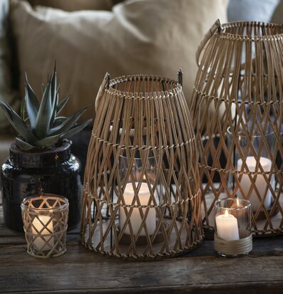 Bild av mysig inredning med rotting och ljuslyktor