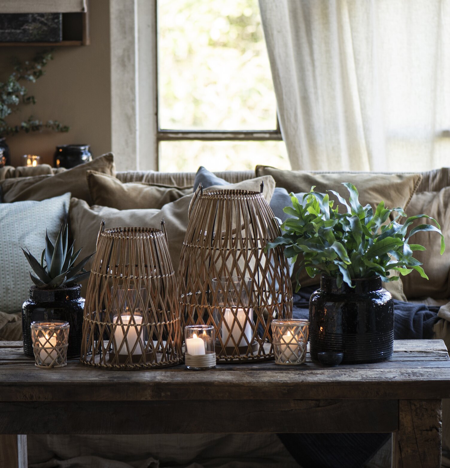 Ljuslykta Rotting Large från IB Laursen på rustik trähylla