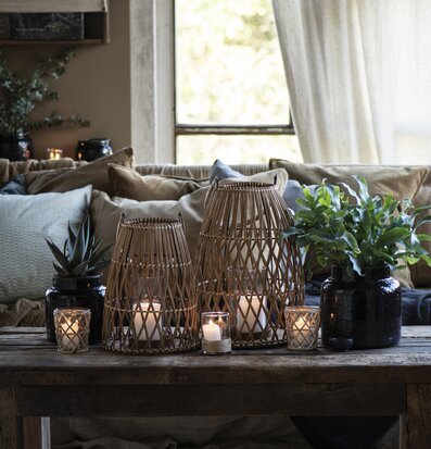 Bild av smakfullt inrett vardagsrum med rottingdetaljer