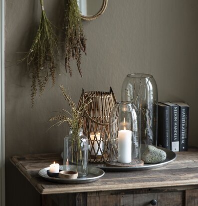 Bild av harmonisk inredning med rotting och trädetaljer